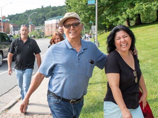 Family members tour campus